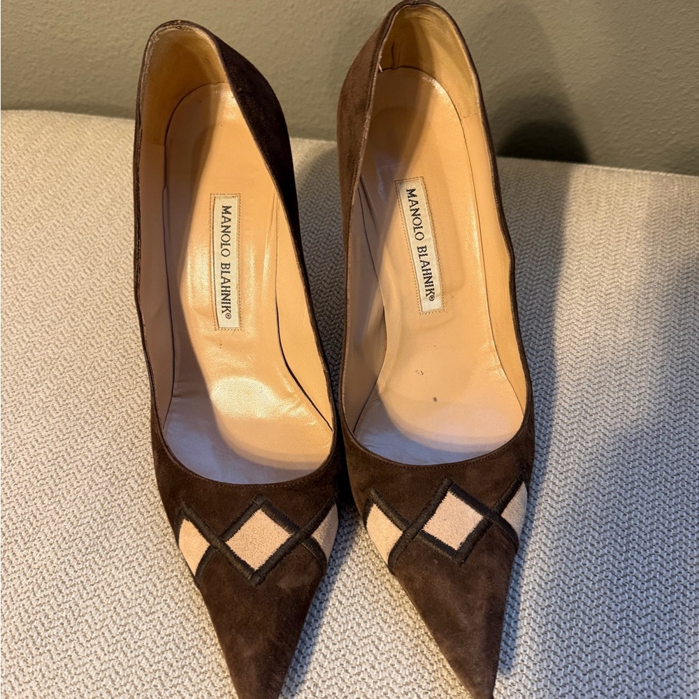 Manolo Blahnik Suede Brown and Cream Heels size 40 (8 us). Authentic